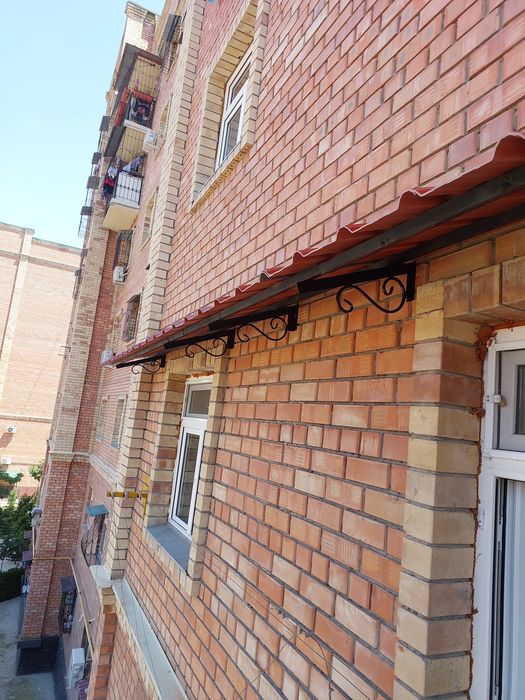 Установка над окнами навес козырьки