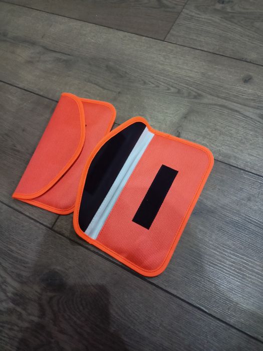 Чехол с защитой от слежки