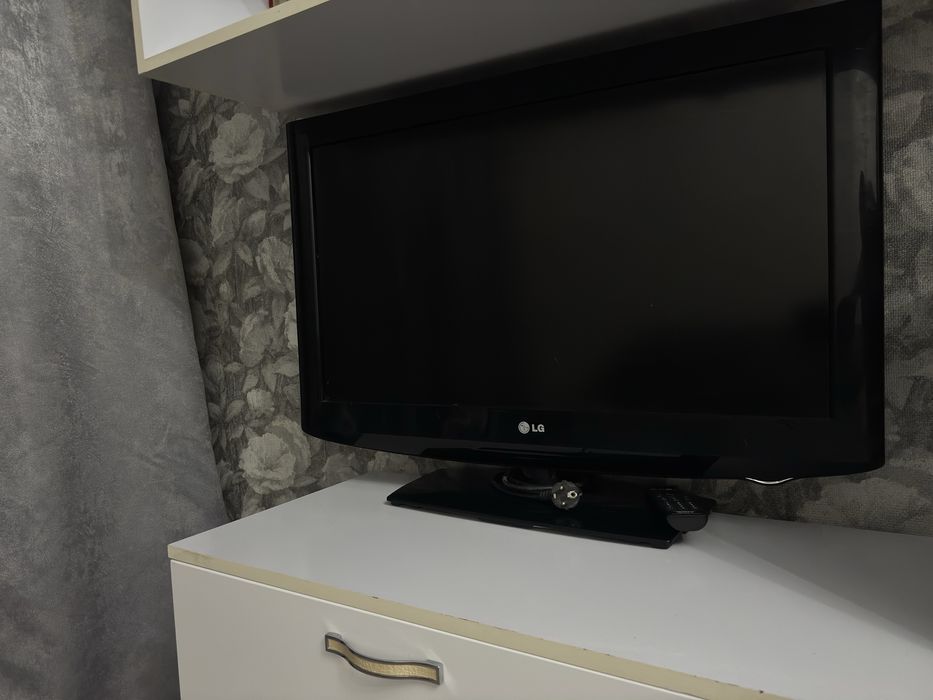 Teлевизор LG диагональ 81см