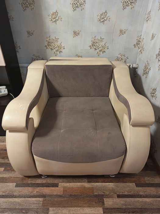 Срочно!Продам комплект 2 дивана + кресло.