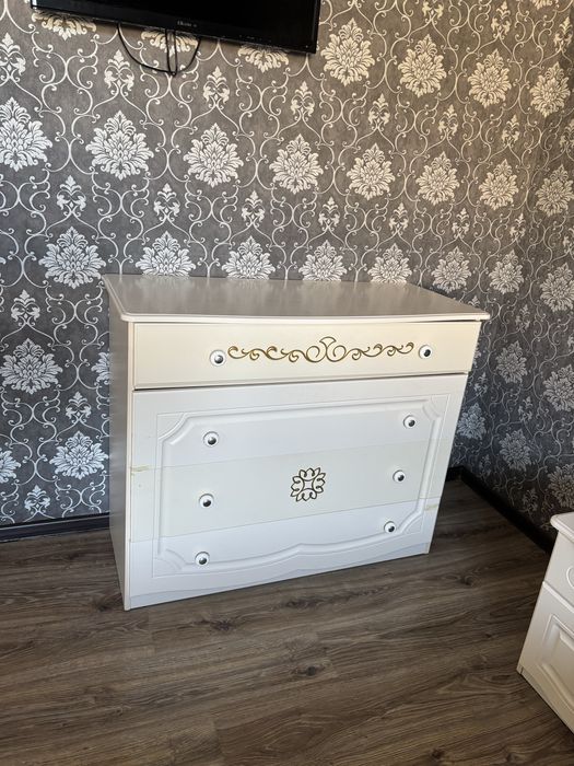 Продам спальную гарнитуру без матраса и парту