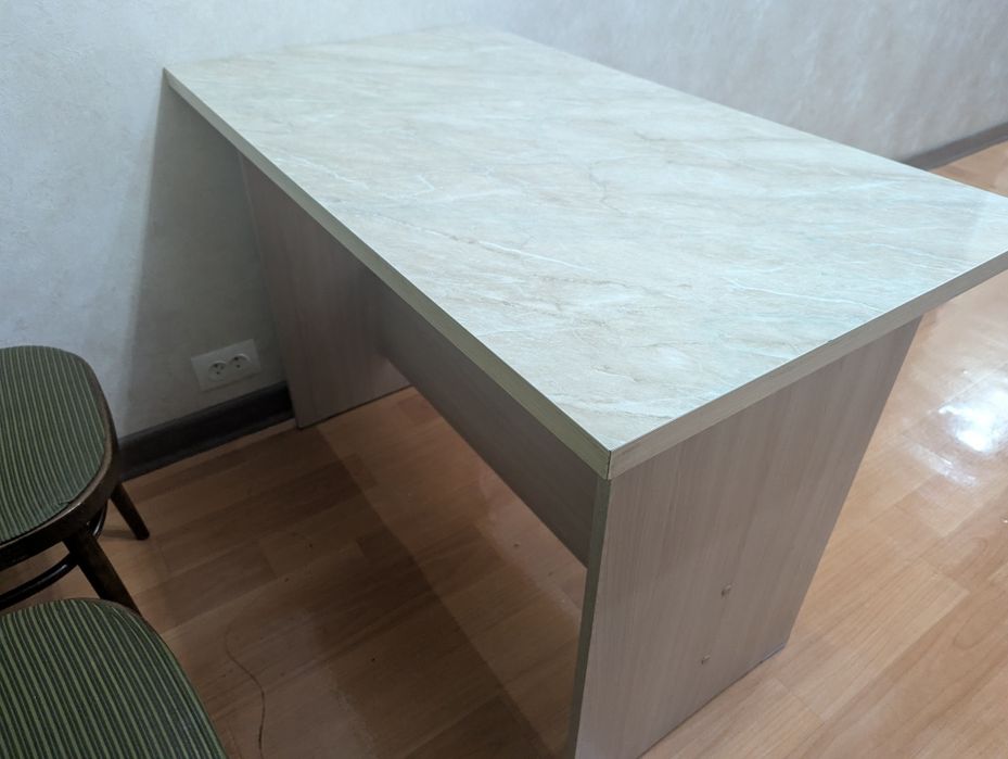 Стол кухонный. Из дерева с мраморным рисунком рисунком