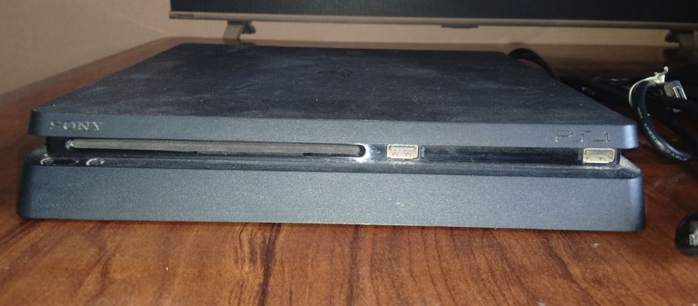 Pleyststiyon  4  slim