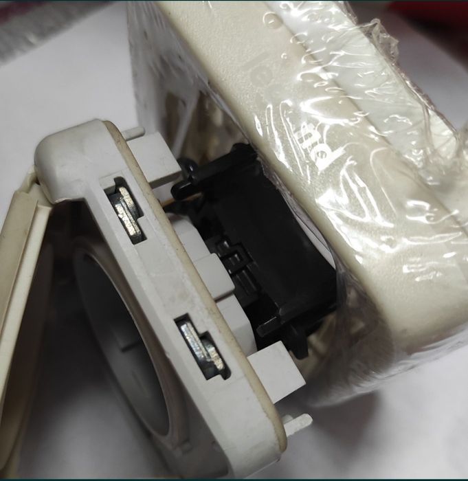 Розетки с крышкой Легранд