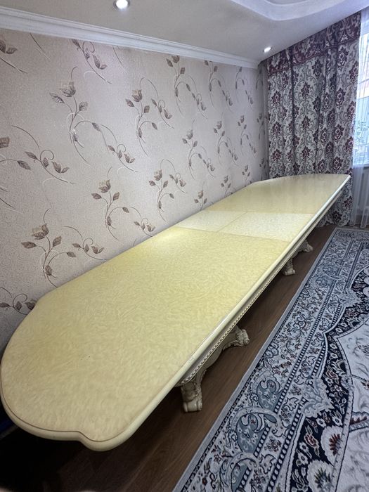 Гостиный стол из дерева
