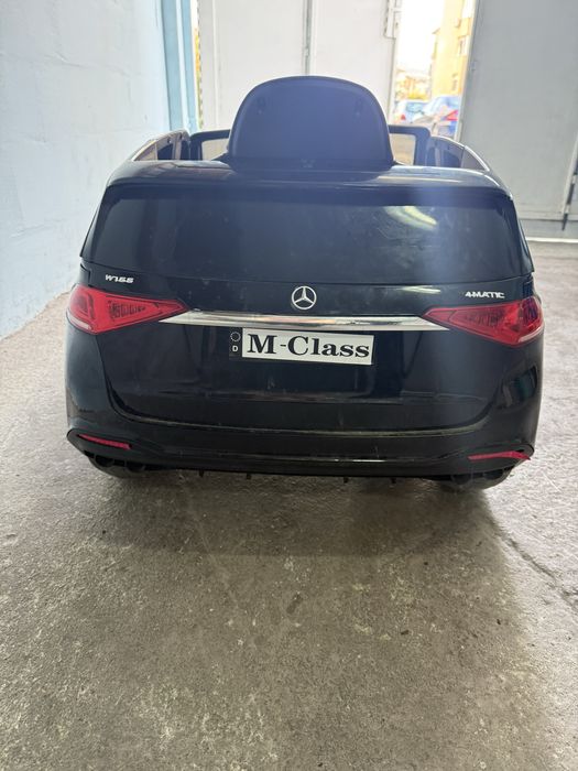 Акумулаторна кола Licensed Mercedes Benz M-Class