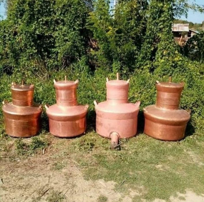 Van cazan pentru țuică din alama cu capacitatea de 10 găleți.
Cazanul