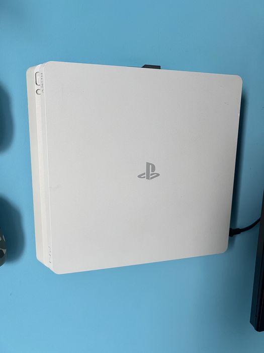 PS4 slim бял 500gb + 2 джойстика