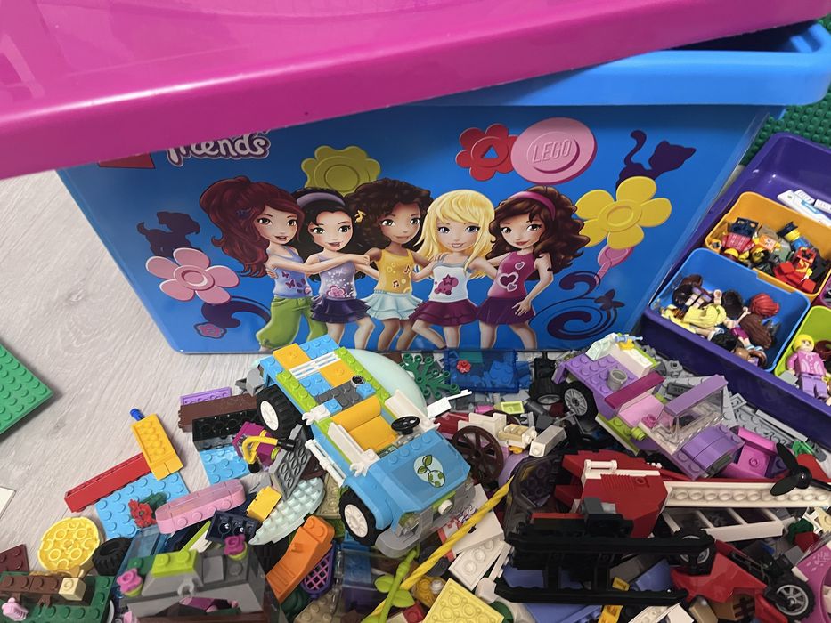 Piese Lego vrac + cutie depozitare + plansa cu doua fete Lego