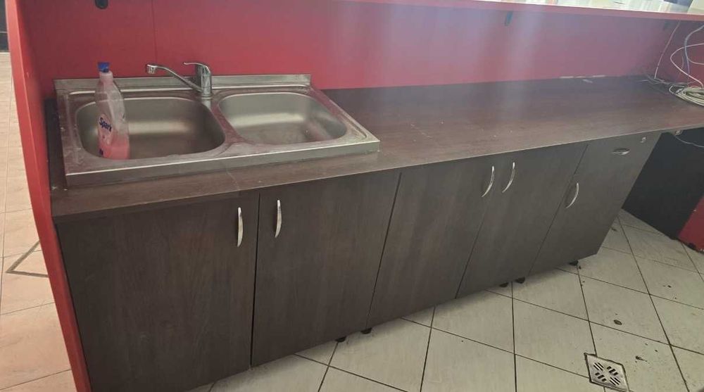 Bar cu blat, dulapuri si chiuveta dubla