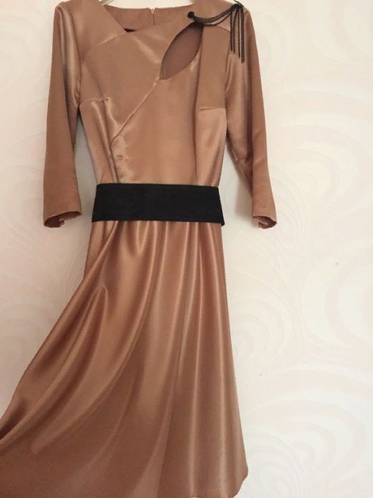 Оригинальное платье атласное