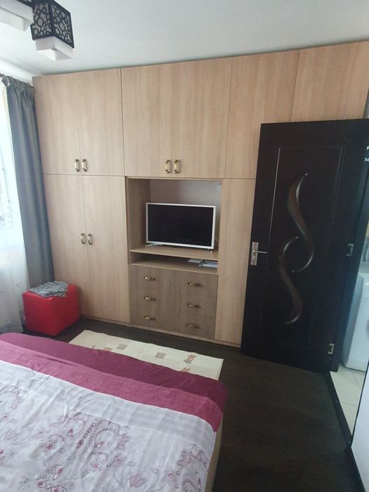 Apartament cu 3 camere decomandat.