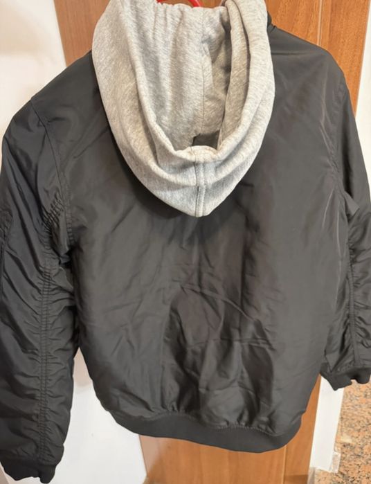 Geaca cu gluga detasabila. Anti vant