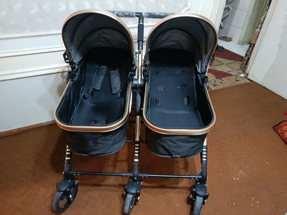 Egizaklar uchun kolyaska