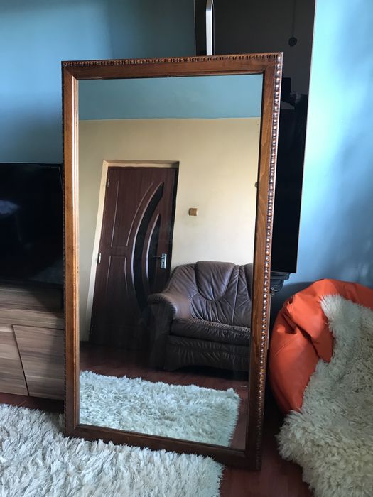 Oglinda veche cu rama din lemn masiv