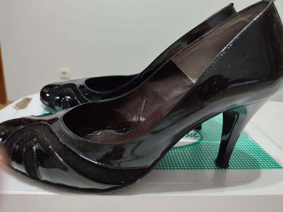 Pantofi diverse modele și culori