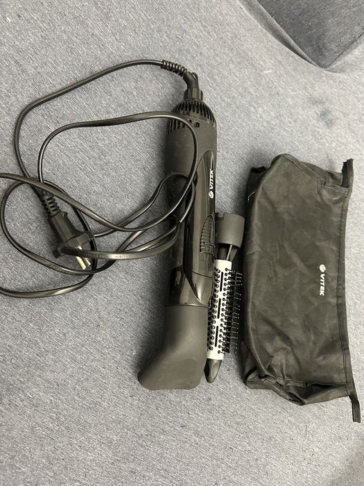 Продам фен, черного цвета, портативный можно носить в сумке, с чехлом,