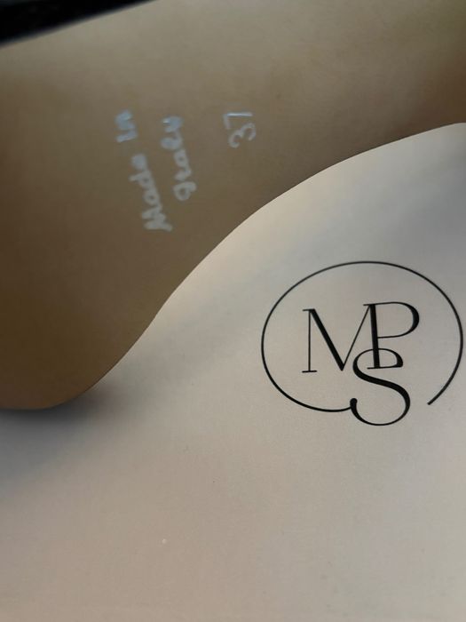 Сандали с висок ток