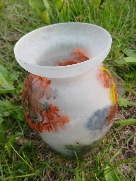 Vaza flori pictata manual motive tomnatice semnata, sticla mata, cel mai probabil Franta