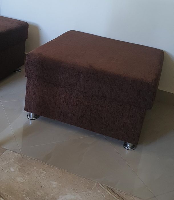 Colțar Extensibil Cu Perini Decorative Și Tabureți