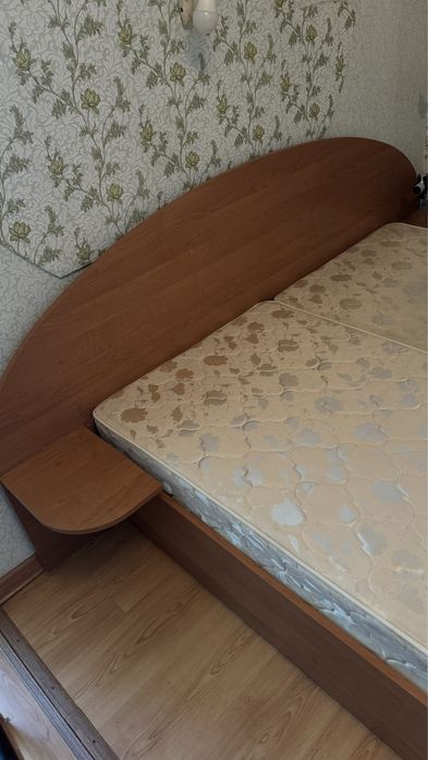 Кровать двуспальная с матрасами