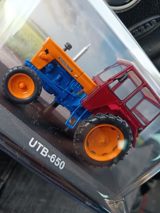 Tractor UTB Universal 1-43