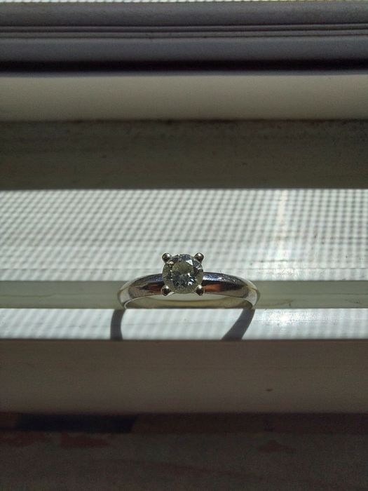 Vând inel de aur alb  cu diamant
