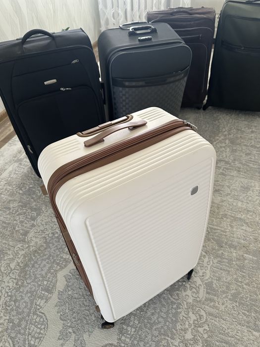 Продам чемоданы .