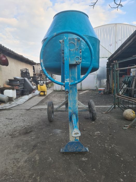 Betonieră mare silentioasa profesională Polieri-300 L+vibrator beton.