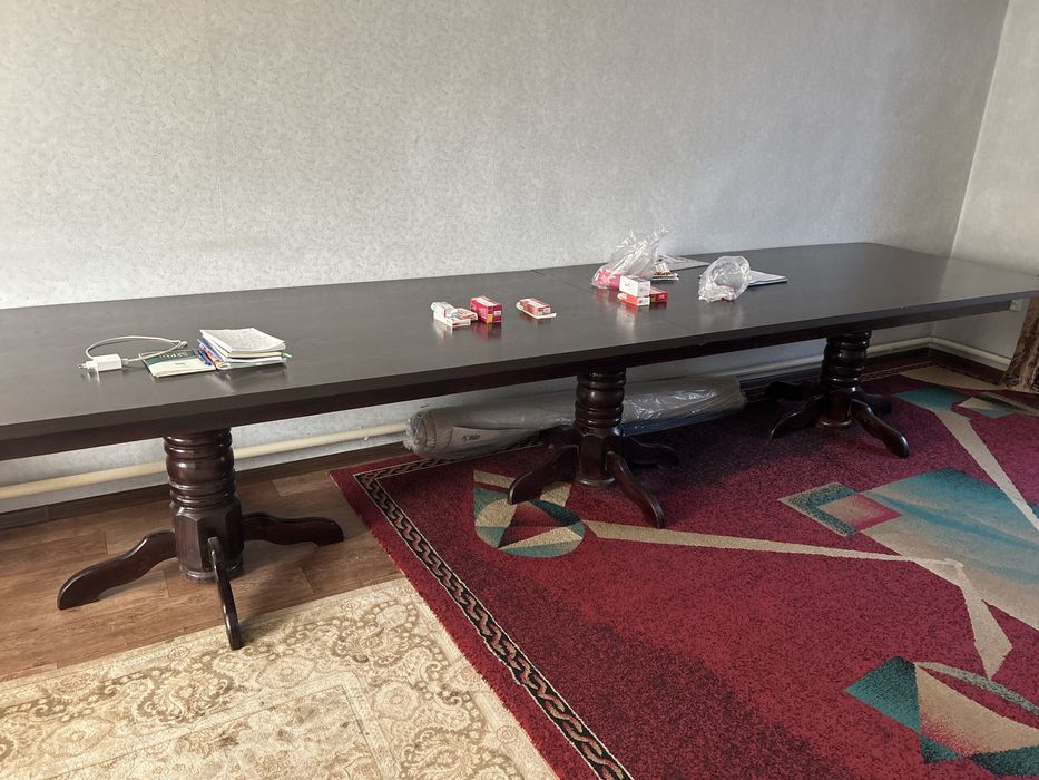 Гостевой стол в хорошем состояний