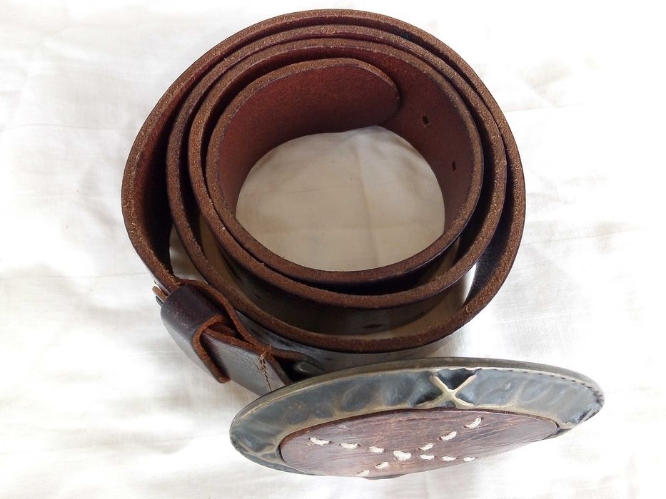 Кожен колан с интересна тока