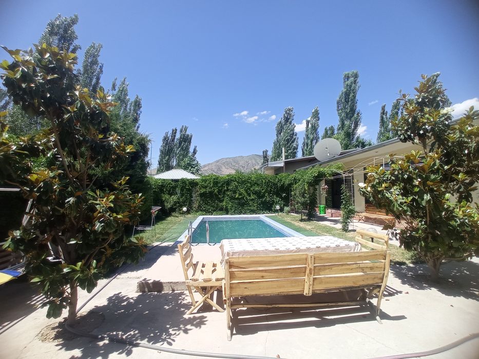 Oqtosh oilaviy dacha. Barcha sharoitlari mavjud. Zimniy basseyn, sauna