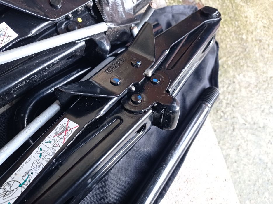 Оригинален  крик+ключ Renault Megane3/Laguna3/Scenic