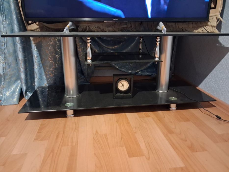 Отдам даром  тумбочку под телевизор и шкаф для верхней одежды