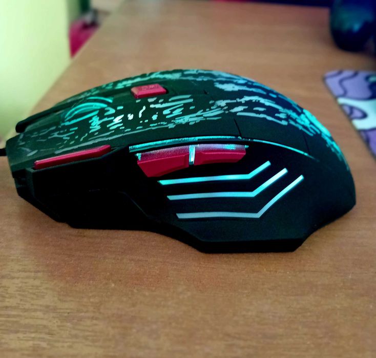 Продавам геймърска мишка HXSL +RGB.
