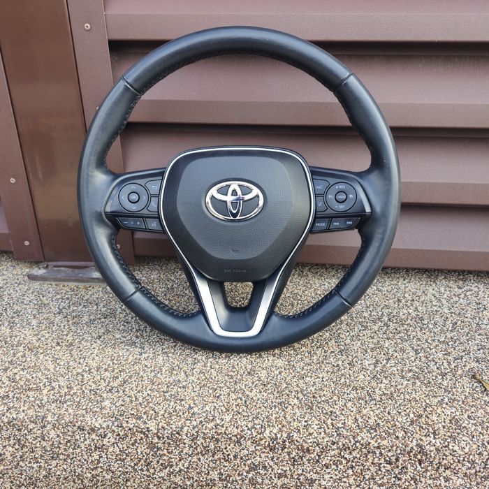 Оригинален волан за Тойота Камри 2020г. без следи от употреба!