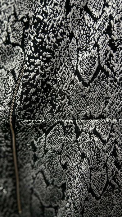 Lipsy London елегантна черно-сребърна жакардова рокля без презрамки