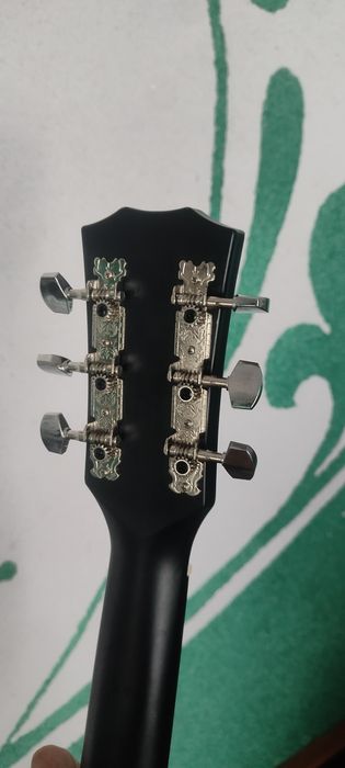 Akustik gitara sotiladi
