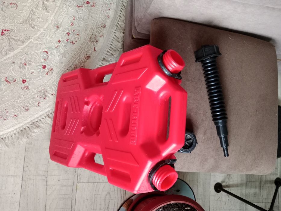 Канистра для бензина 10 литров.