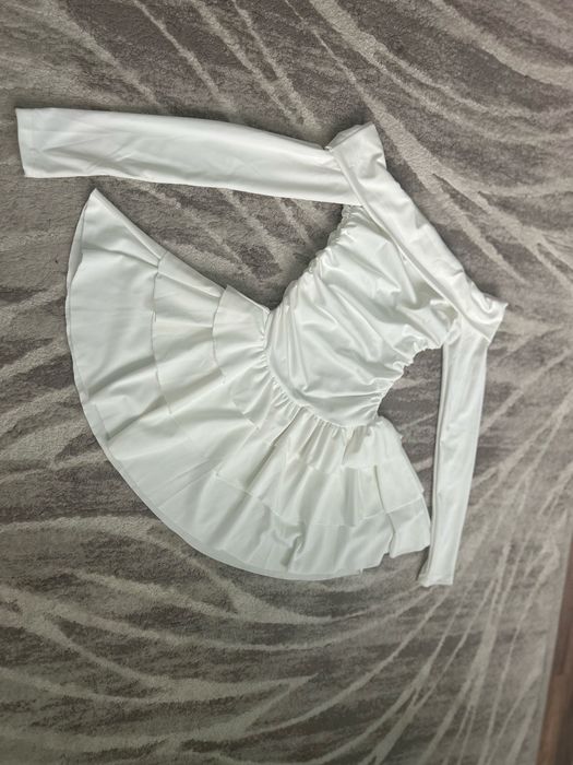 Бяла рокля с паднали рамене