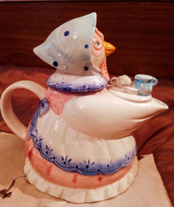 Два порцеланови чайника: "Кокошка" и "Биг Бен"