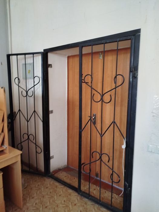 Продам решотчаятую дверь