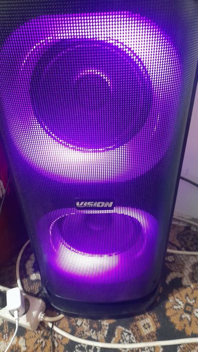 Vând boxă vizion se activează din Bluetooth are și radio