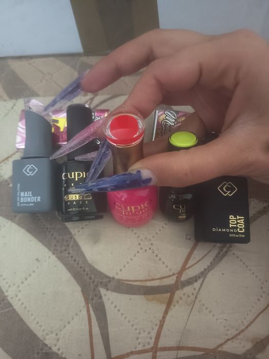 Cupio : Oje semipermanente doar desfăcute, restul folosite la o singura manichiura