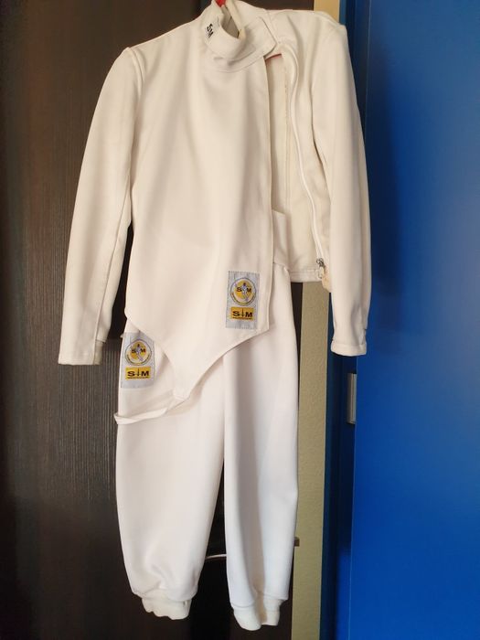 Продается форма для фехтования.