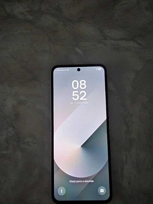 Vând telefon Samsung  Galaxy Z Flip 6 argintiu , 256 Gb , folosit , în stare foarte bună ,plus căști Samsung Galaxy Buds FE inclus.