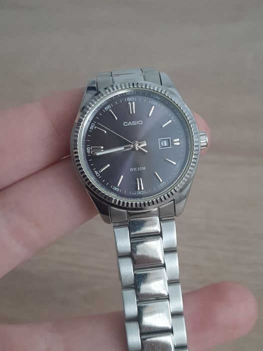 Ceas Casio Elegant Damă – Model Silver cu Ramă Zimțată (Tip Datejust)