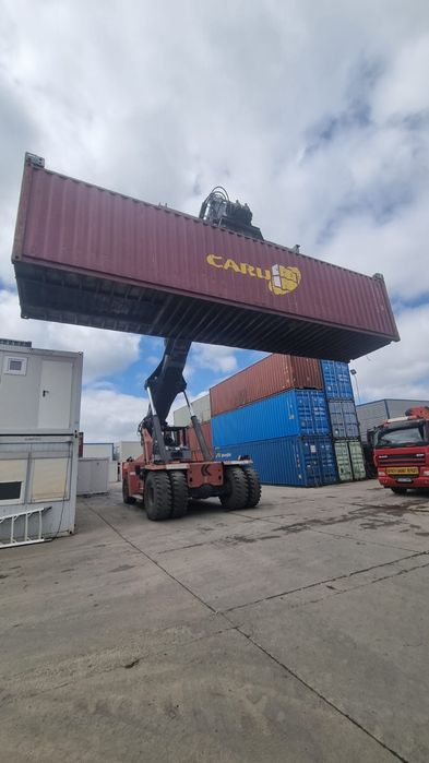 Vând containere maritime