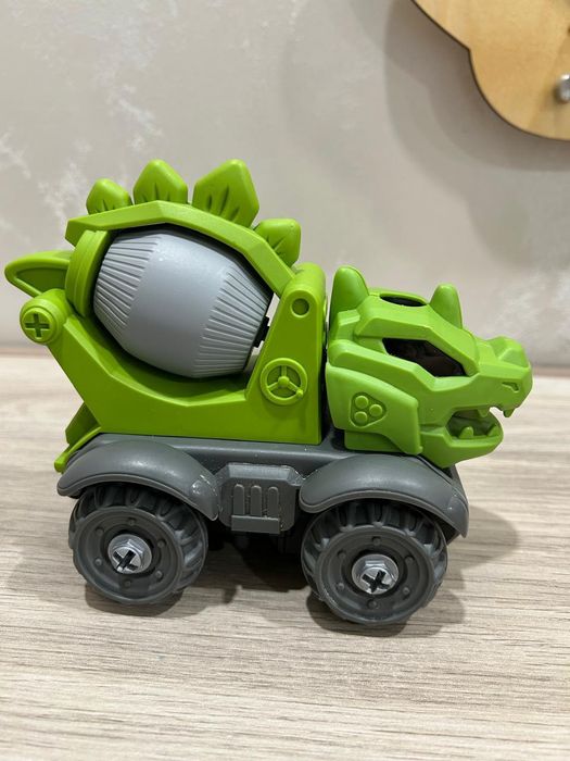 Конструктор с шуруповертом. Динозавры-машинки.