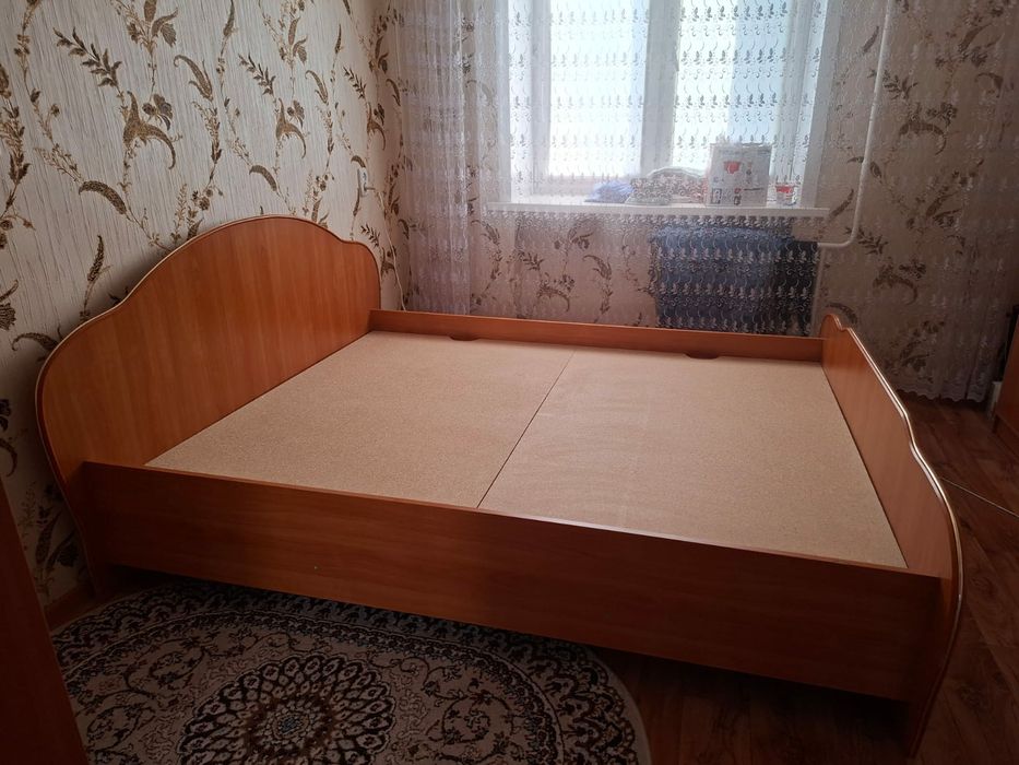 Продам двуспальную кровать с матрасом